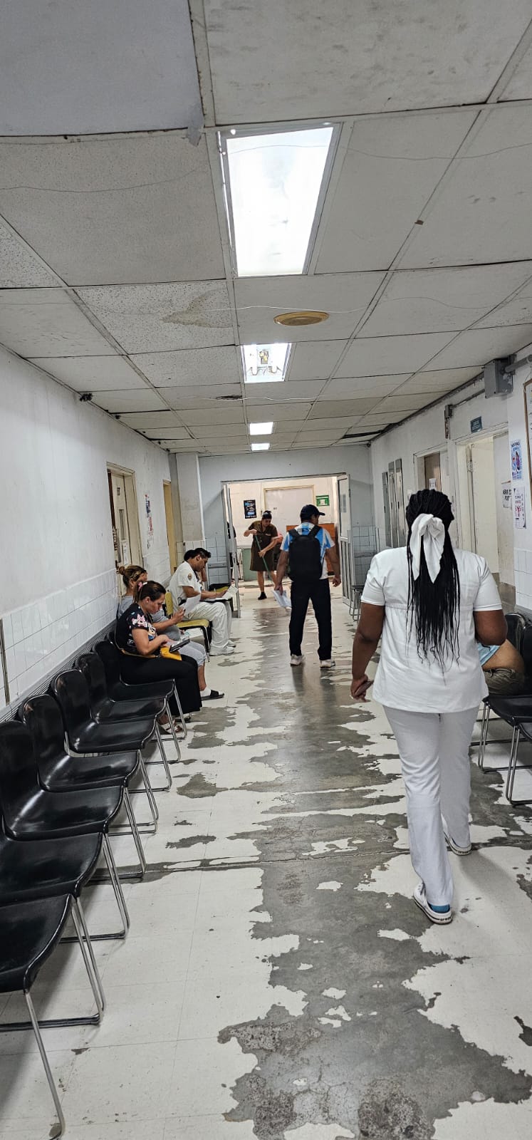 Pasillo con paredes deterioradas donde transita el personal médico