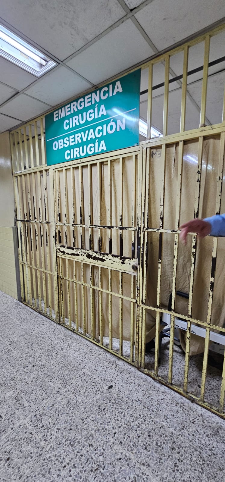 Rejas oxidadas en la entrada de emergencias y cirugía del Hospital Escuela