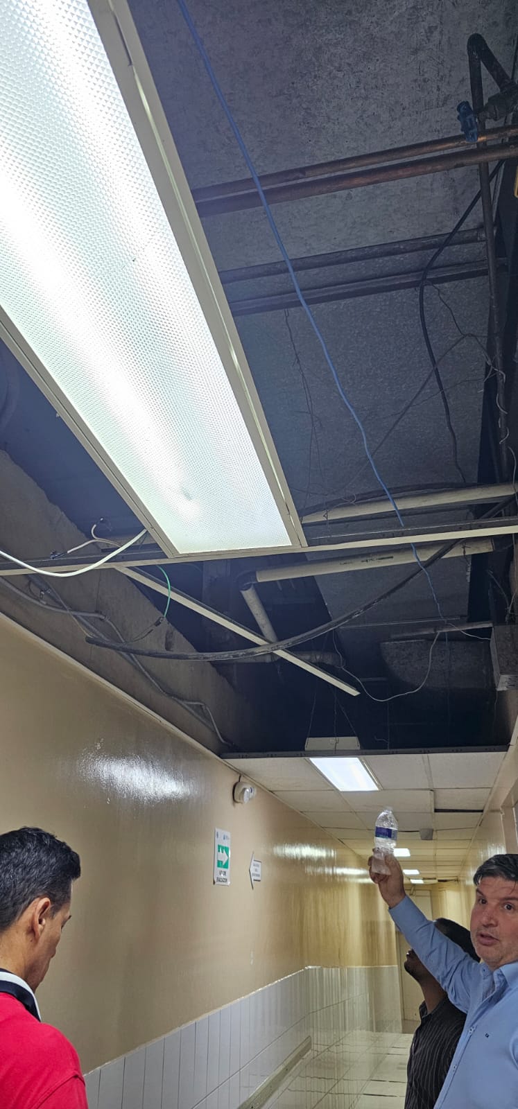 Cableado eléctrico expuesto en el techo durante visita de inspección